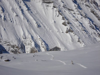 3 Die Alpen. Der Huette in Gebirge.JPG