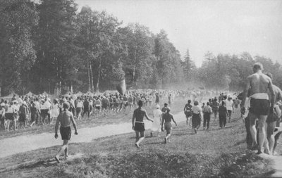 Массовое физкультурное движение народа - на спортивные площадки! 1932.jpg